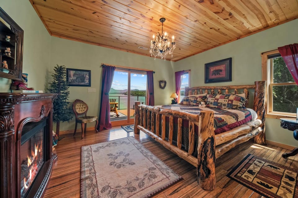 Cozy Cabin Style Lake House w Theatre Room & Dock Cabin in Douglas Lake