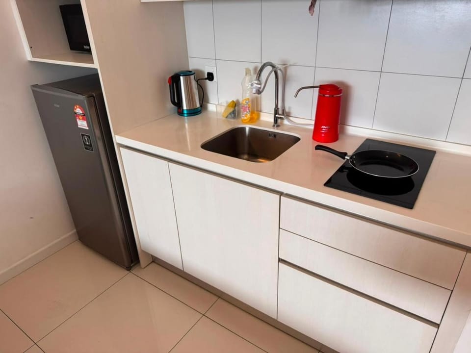 Property building, Restaurant/places to eat, Kitchen or kitchenette, Swimming pool, oven
