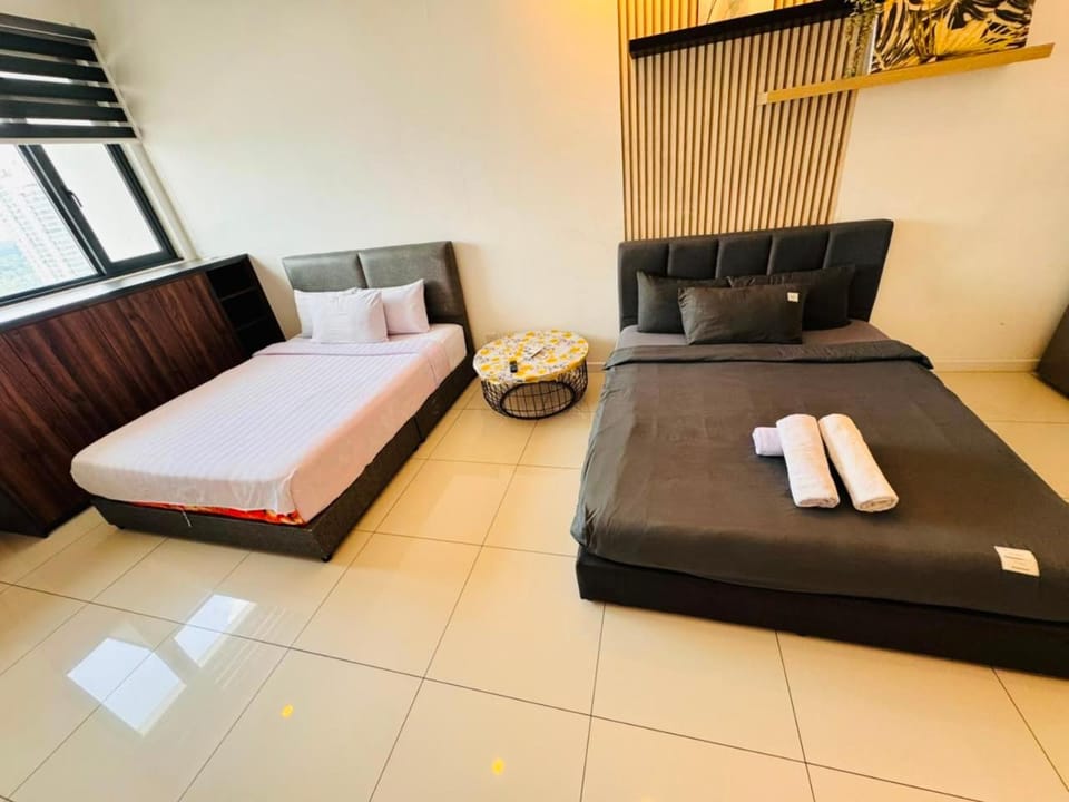Property building, Restaurant/places to eat, Bed, Photo of the whole room, Bedroom, Swimming pool, towels