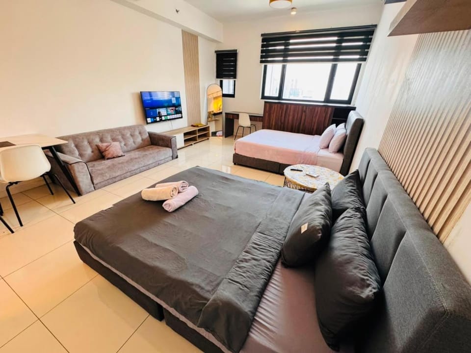 Property building, Restaurant/places to eat, Communal lounge/ TV room, Bed, TV and multimedia, Photo of the whole room, Seating area, Bedroom, Swimming pool, towels