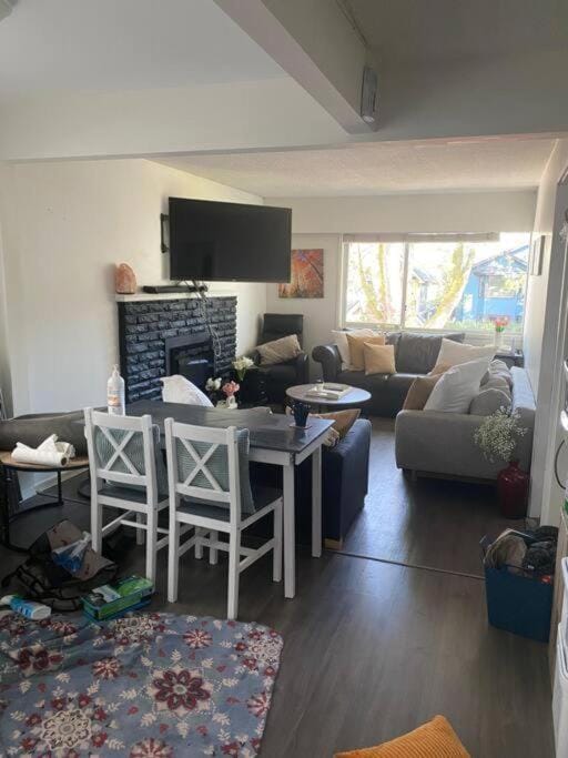 Communal lounge/ TV room, TV and multimedia, Living room, Seating area, Evening entertainment