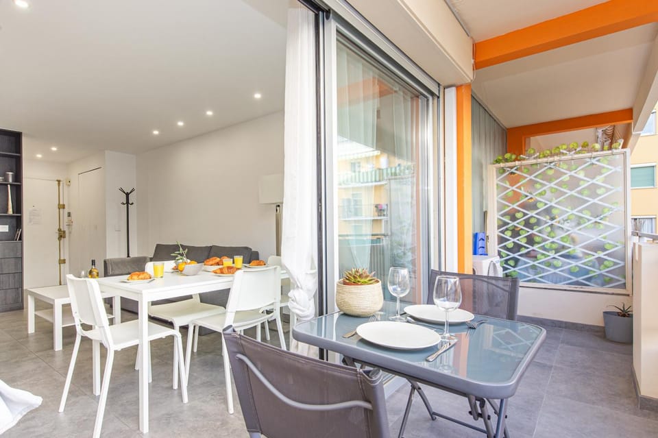 Patio, Kitchen or kitchenette, Dining area