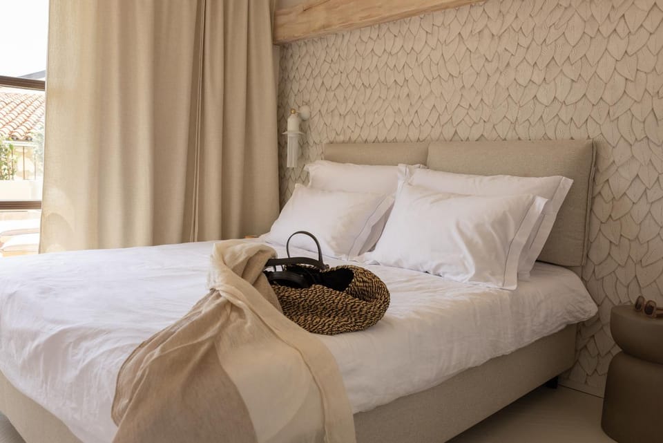 Bed, Photo of the whole room, Decorative detail, Bedroom, heating, internet