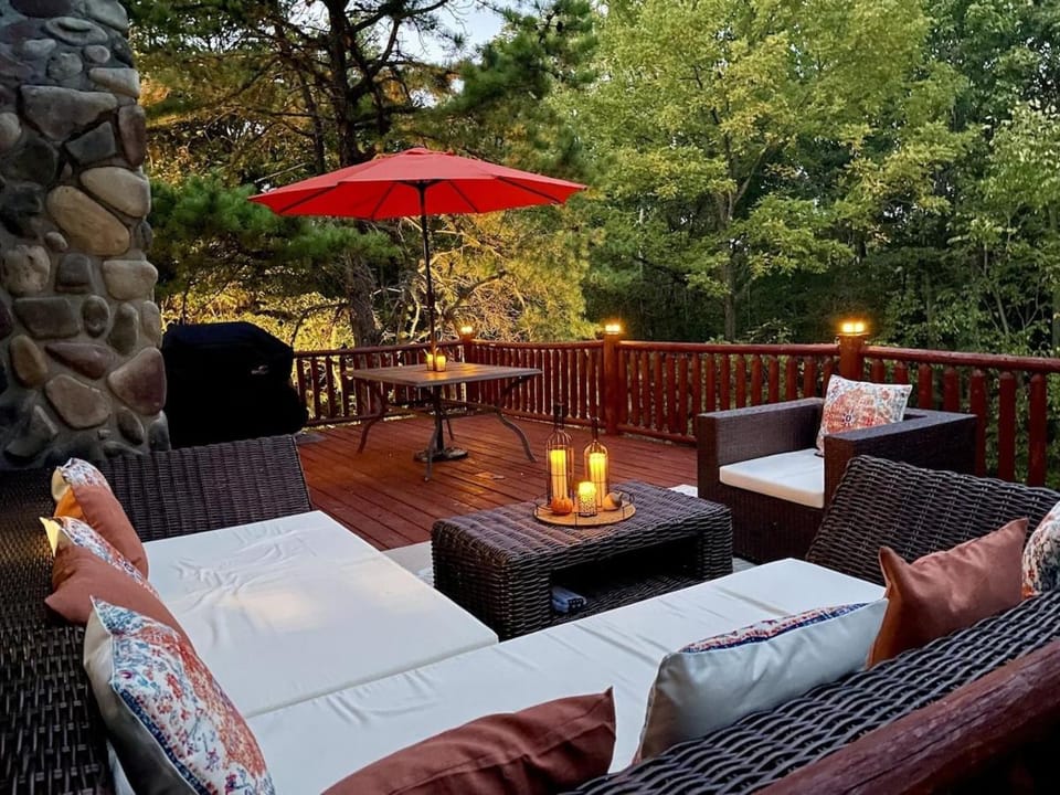 Breath of Heaven Cabin- Hot Tub, Deck, Pond, PETS Cabin in Ohio