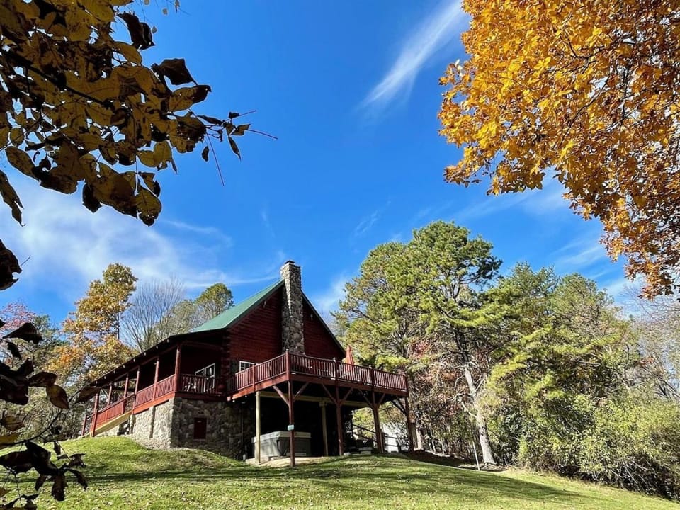 Breath of Heaven Cabin- Hot Tub, Deck, Pond, PETS Cabin in Ohio