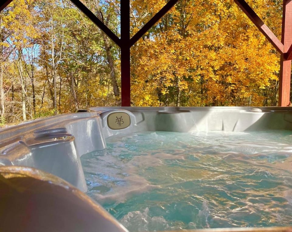 Breath of Heaven Cabin- Hot Tub, Deck, Pond, PETS Cabin in Ohio