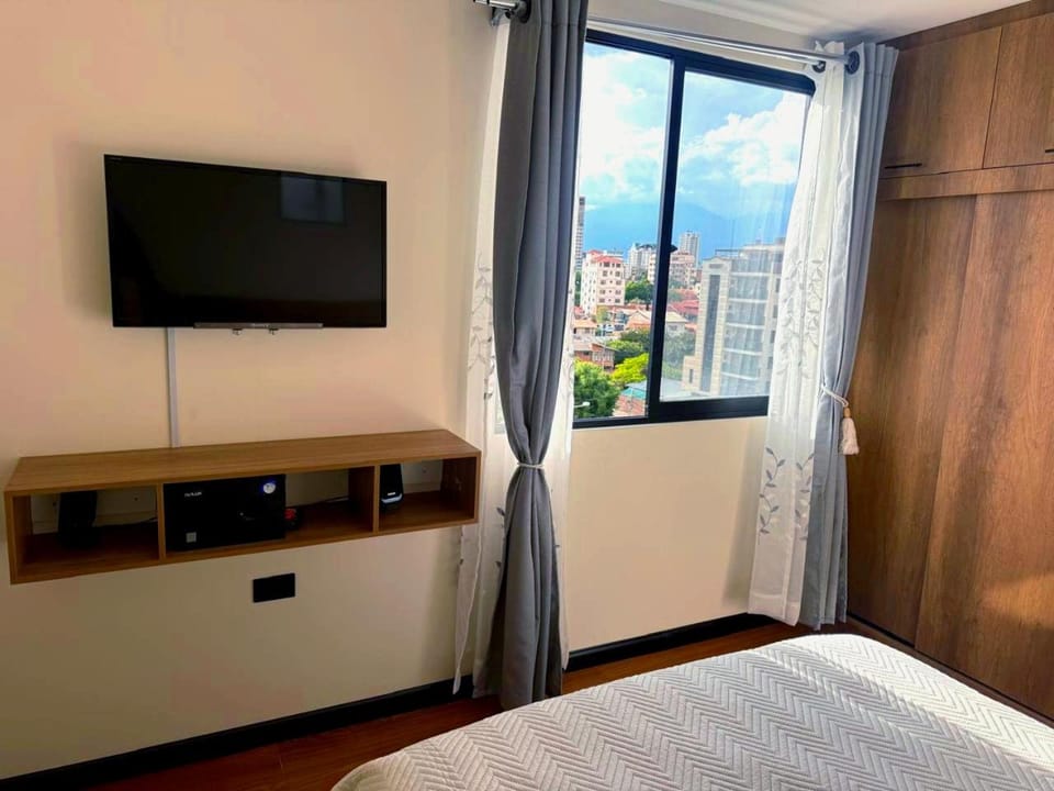 Bed, TV and multimedia, Photo of the whole room, wardrobe