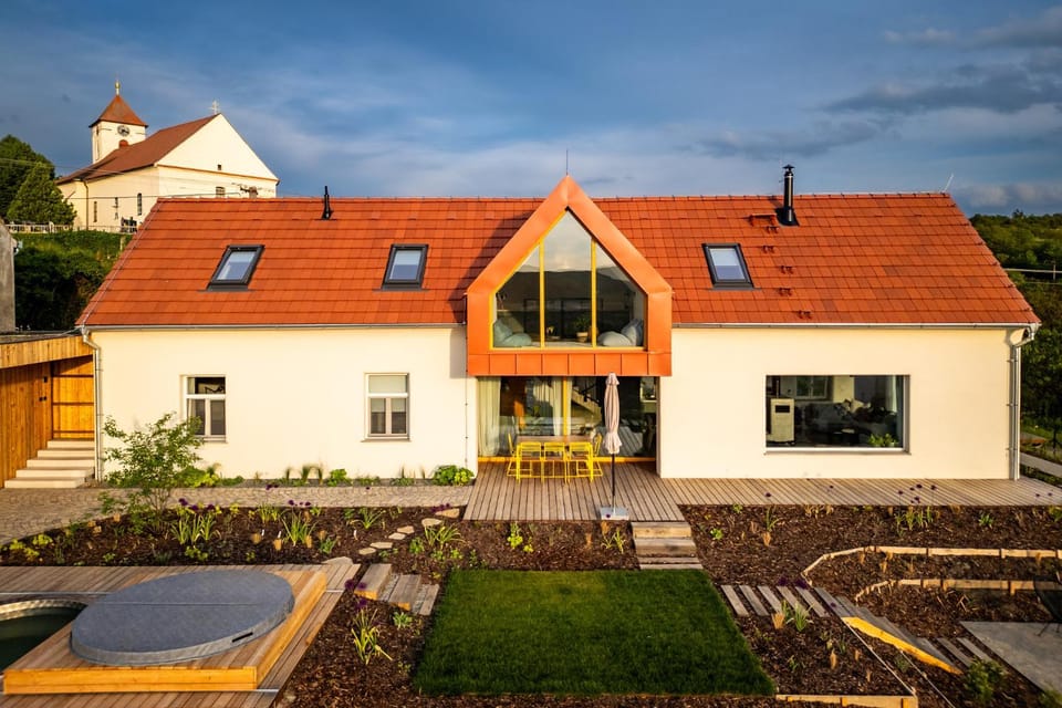 Property building, Spring, Day, Garden, Balcony/Terrace