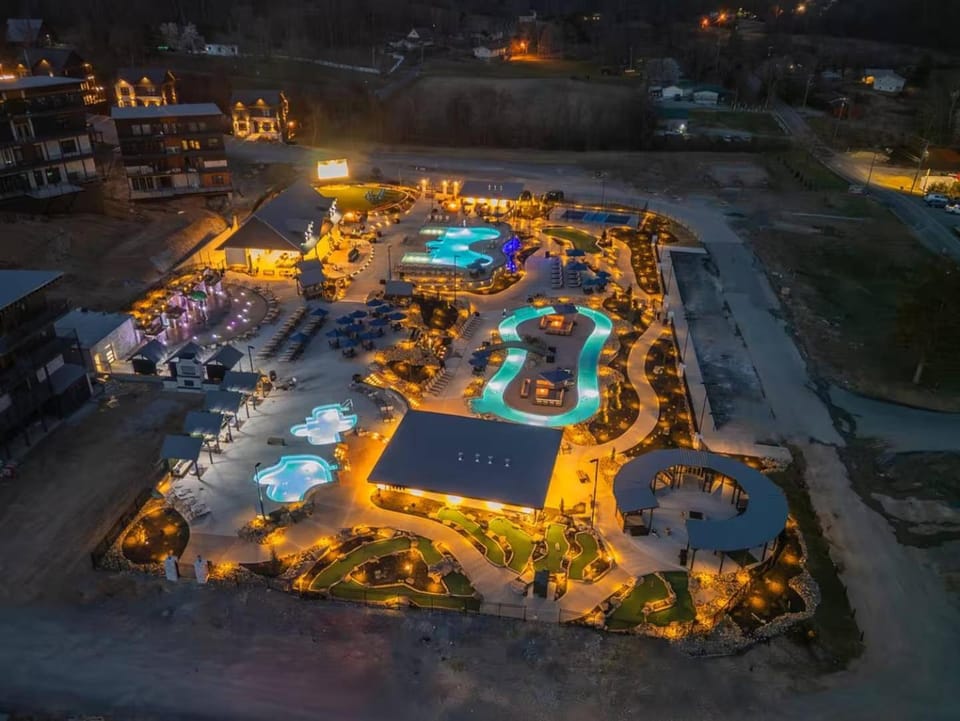 Firefly Lodge - Pool, Theatre, Dog Friendly! House in Sevierville