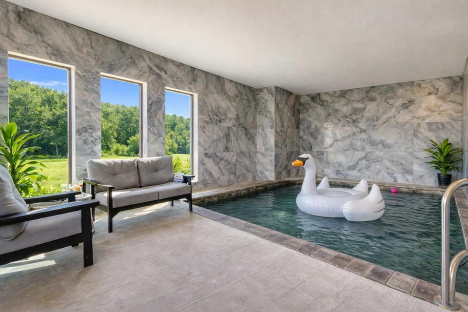 Firefly Lodge - Pool, Theatre, Dog Friendly! House in Sevierville
