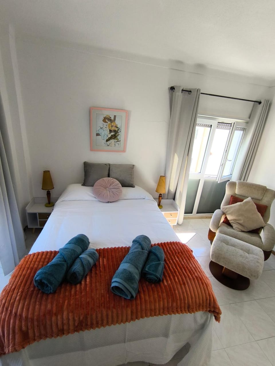 Bed, Bedroom, towels