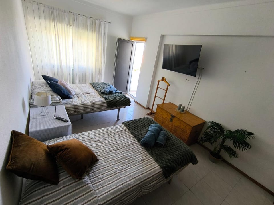 Bed, TV and multimedia, Bedroom