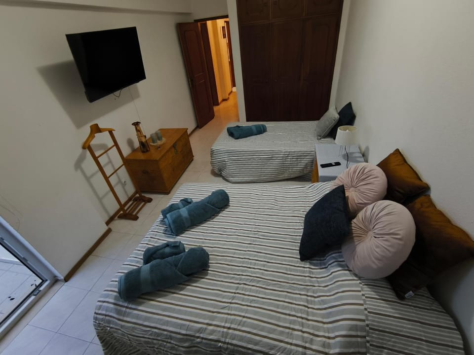 Bed, TV and multimedia, Bedroom, towels