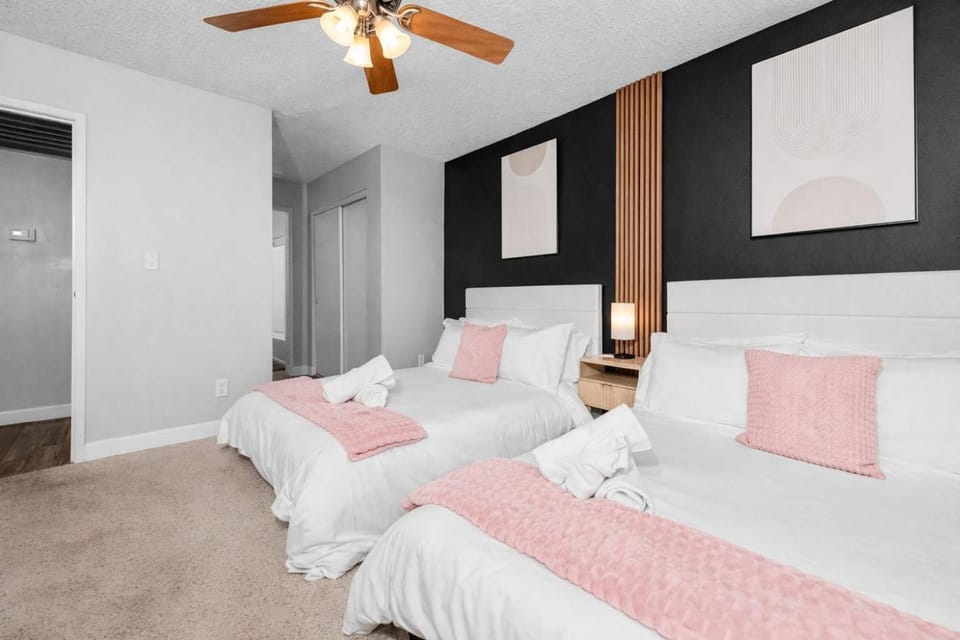 Modern Tempe 2BR Escape Sleeps 7 Pools Gym & Fire Pit Apartment in Tempe