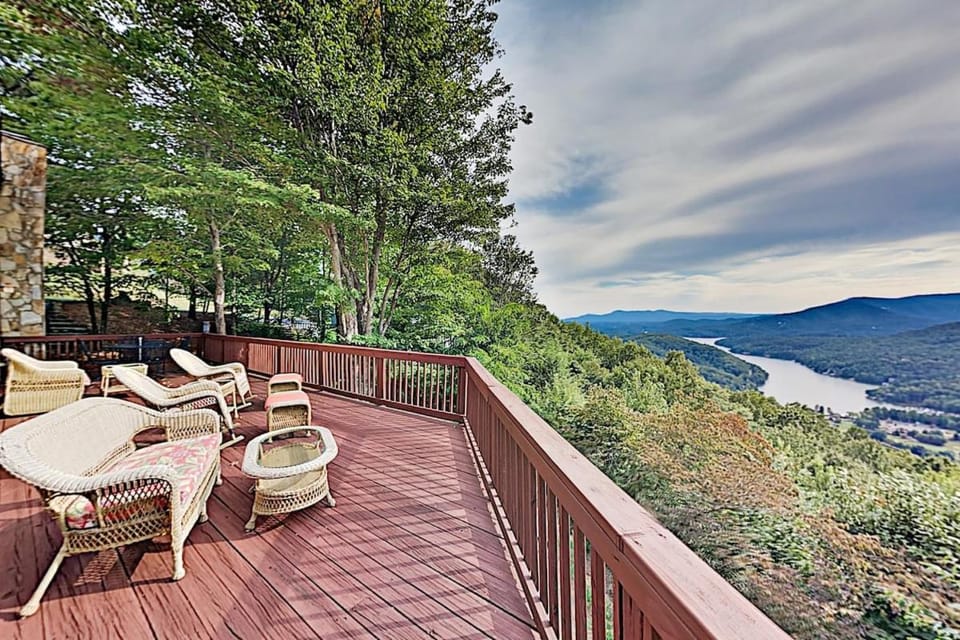 Sunset Retreat - Big Deck, Mountain & Lake Lure Views! House in Lake Lure