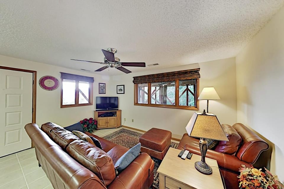 Sunset Retreat - Big Deck, Mountain & Lake Lure Views! House in Lake Lure