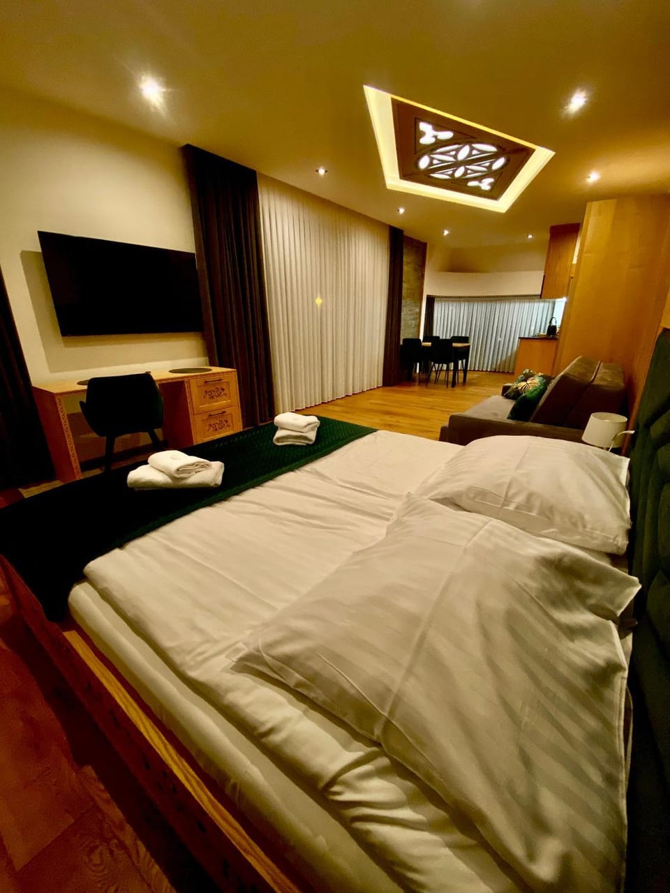Bed, TV and multimedia, Living room, Photo of the whole room, Seating area, Bedroom