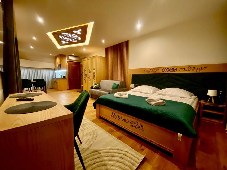 Bed, TV and multimedia, Kitchen or kitchenette, Living room, Photo of the whole room, Bedroom, towels, wardrobe