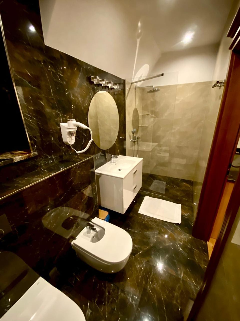 Shower, Toilet, Bathroom, bidet, towels