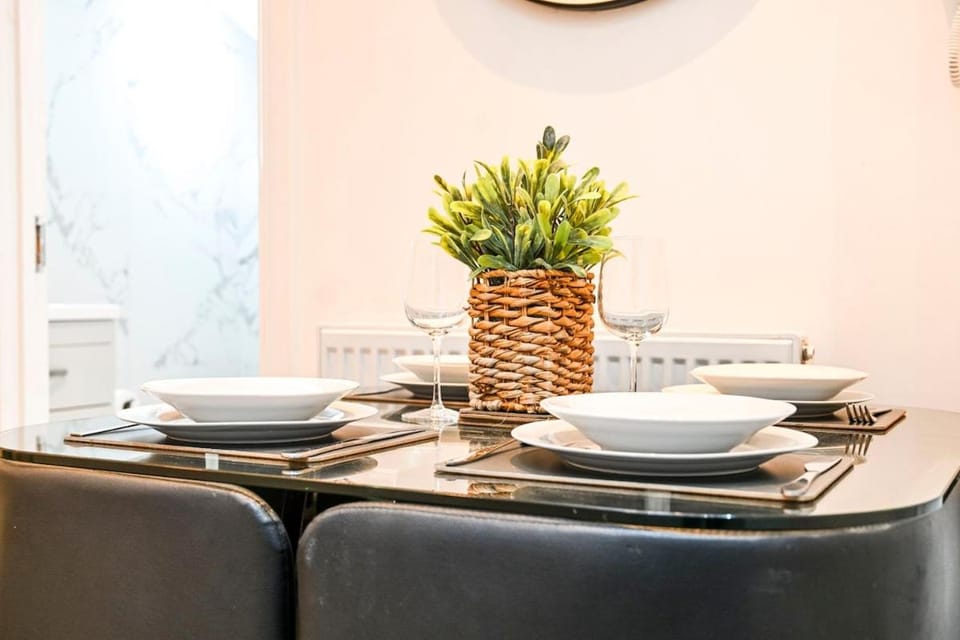 Mosaic Piece I - Sleeps 5 - 2BR - Station Apartment in Edgware