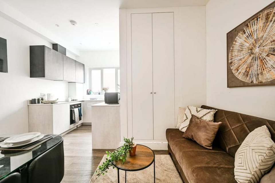 Mosaic Piece I - Sleeps 5 - 2BR - Station Apartment in Edgware