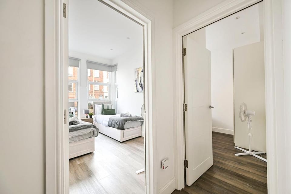 Mosaic Piece I - Sleeps 5 - 2BR - Station Apartment in Edgware