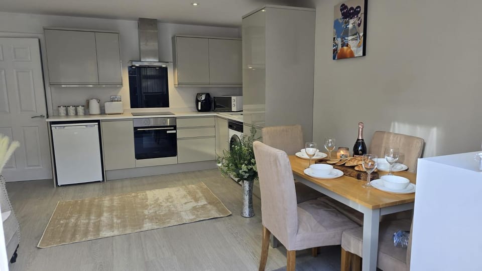 Coffee/tea facilities, Kitchen or kitchenette, Seating area, Dining area, oven, stove, toaster