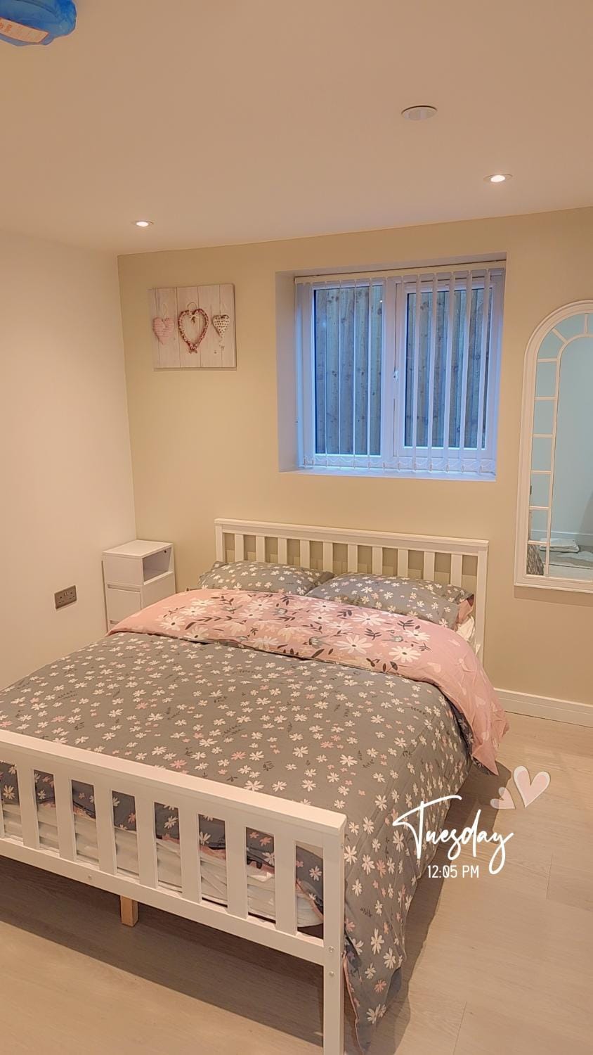 The New Village Cosy Home! 4a Apartment in Cardiff