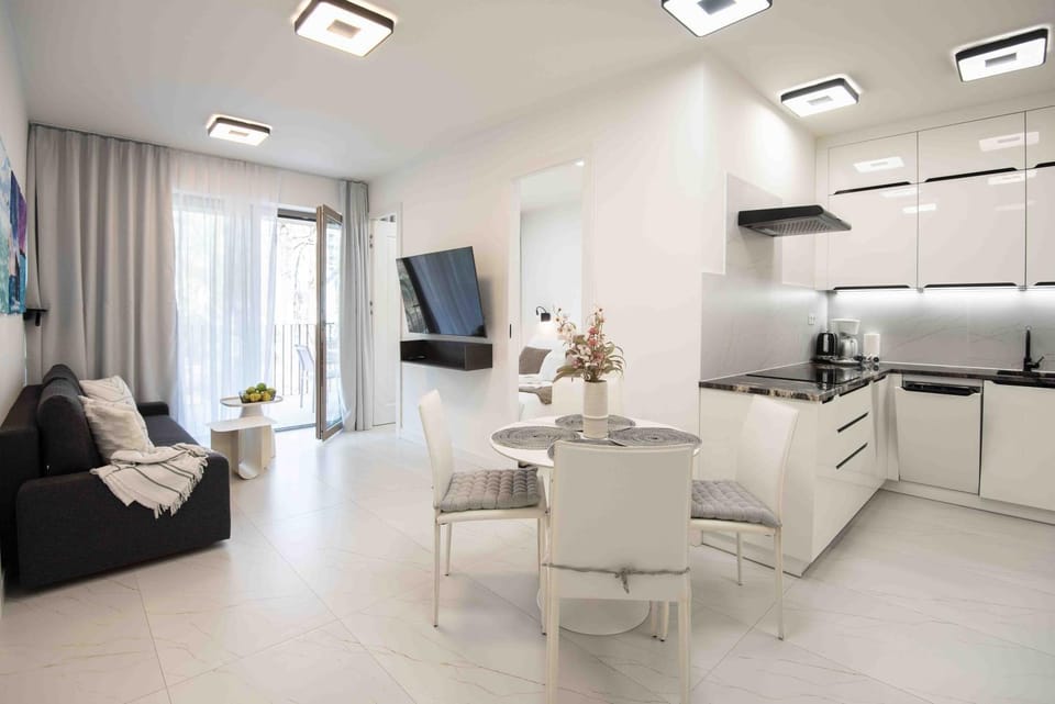 TV and multimedia, Kitchen or kitchenette, Living room, Seating area, Dining area, stove
