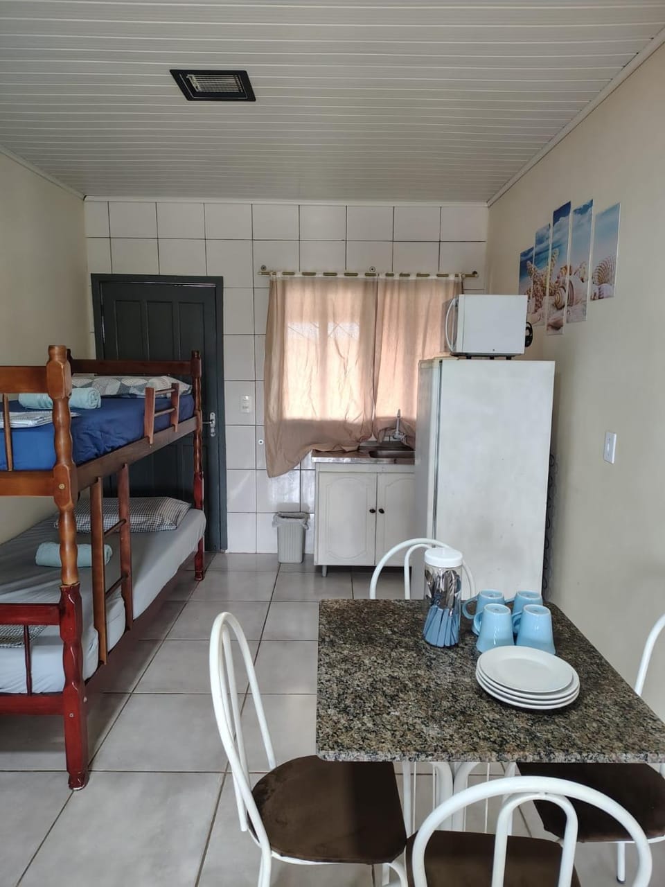 Kitchen or kitchenette, Dining area, bunk bed