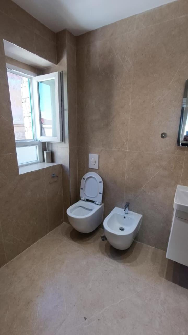 Toilet, bidet