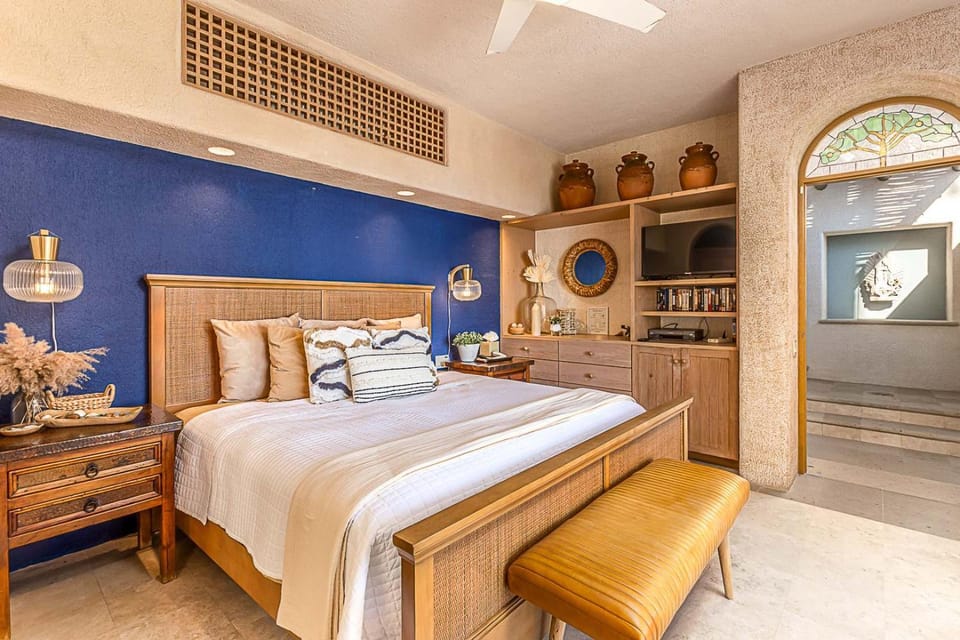 Photo of the whole room, Bedroom