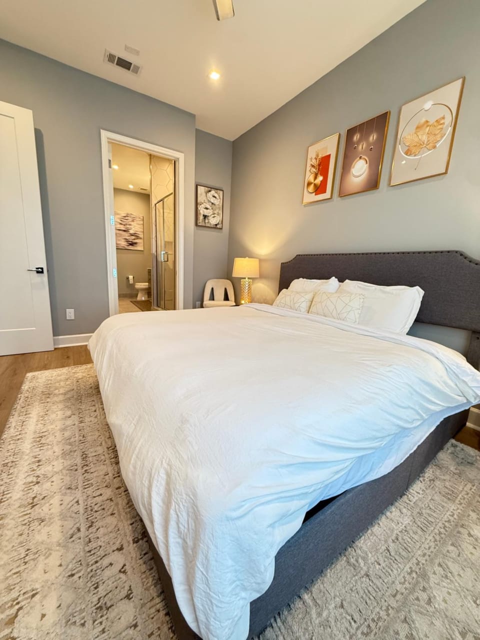 Cozy Luxury Modern Apartment Downtown Dallas Farmers Market Apartment in Addison