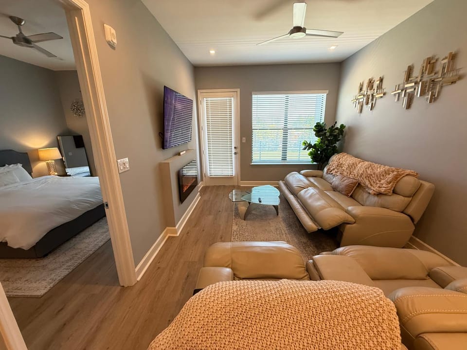 Cozy Luxury Modern Apartment Downtown Dallas Farmers Market Apartment in Addison