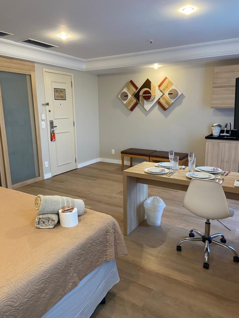 Bed, Kitchen or kitchenette, Living room, Photo of the whole room, Seating area, Bedroom, towels