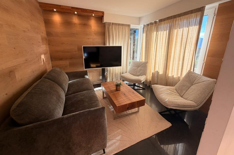 FAMlLY APARTMENT WITH PRIVATE OUTDOOR POOL Apartment in Lugano