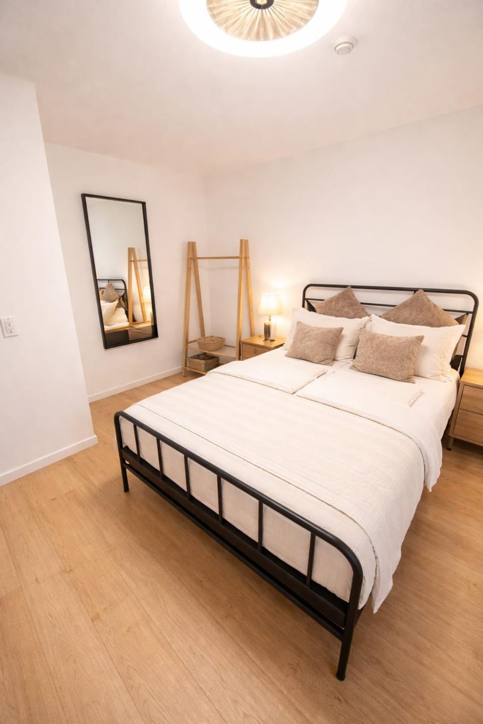 Bed, Photo of the whole room, Bedroom