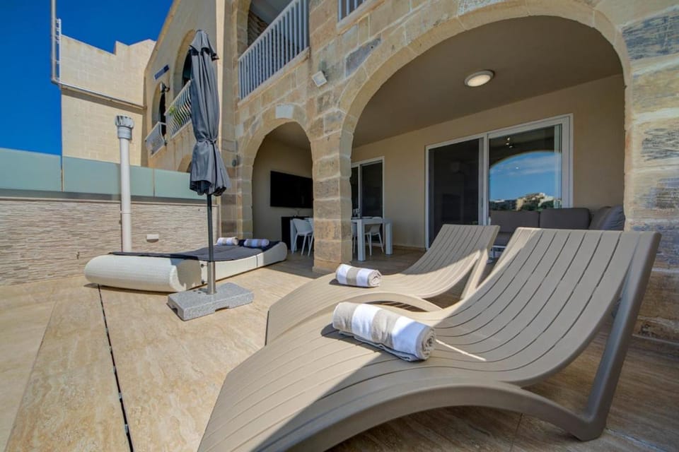 Lux Oakville - Private Pool - BBQ Area - Games Room - Valley Views Apartment in Malta