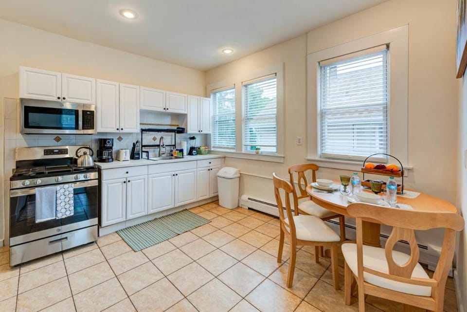 Serene Hamilton ELM 13MI to Time Square Laundry Easy Parking Apartment in Teaneck