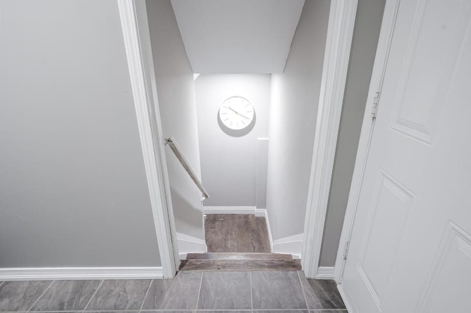Bright Modern 1BR Suite Kitchen Workspace Smart TV Apartment in Bowmanville