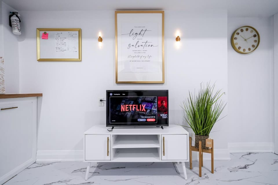 Bright Modern 1BR Suite Kitchen Workspace Smart TV Apartment in Bowmanville