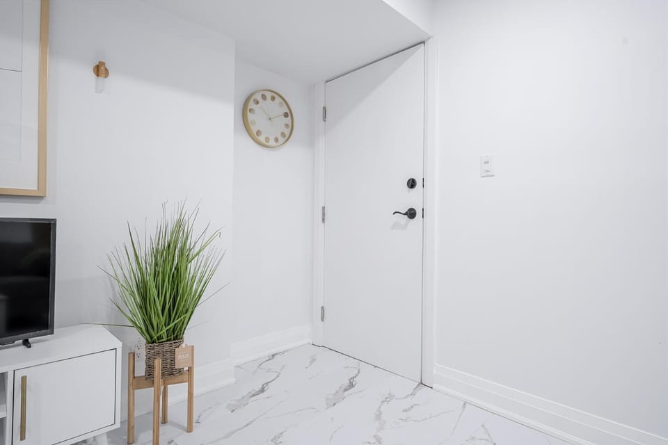 Bright Modern 1BR Suite Kitchen Workspace Smart TV Apartment in Bowmanville