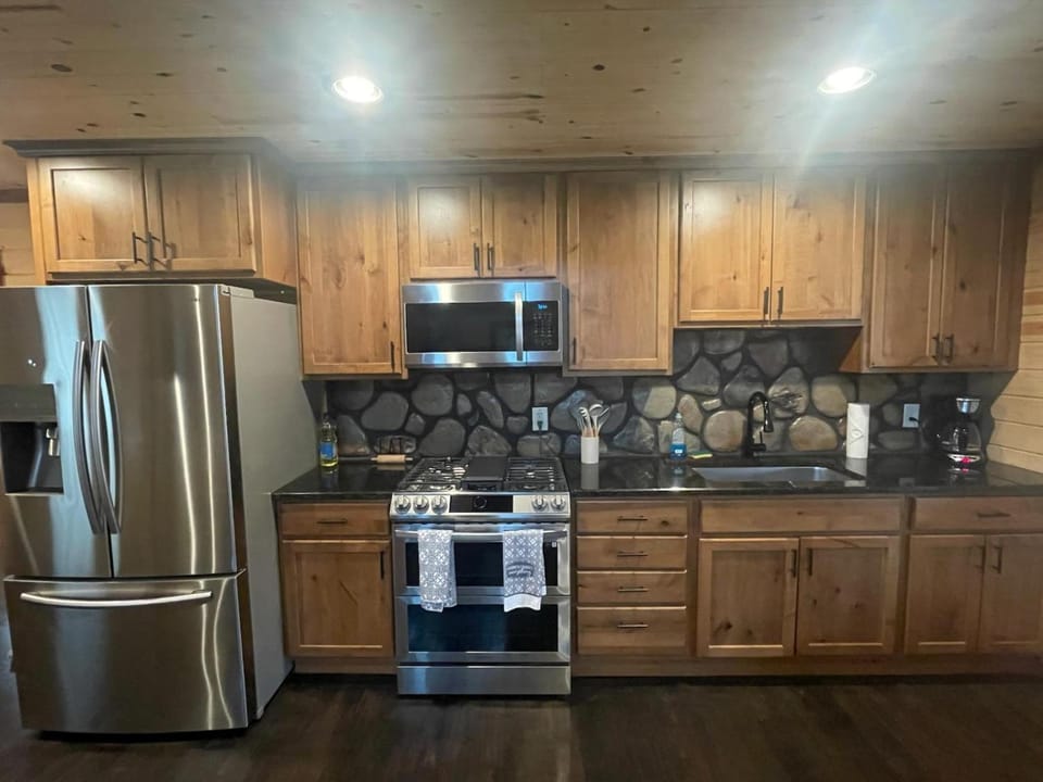 Coffee/tea facilities, Kitchen or kitchenette, microwave, oven, stove, toaster