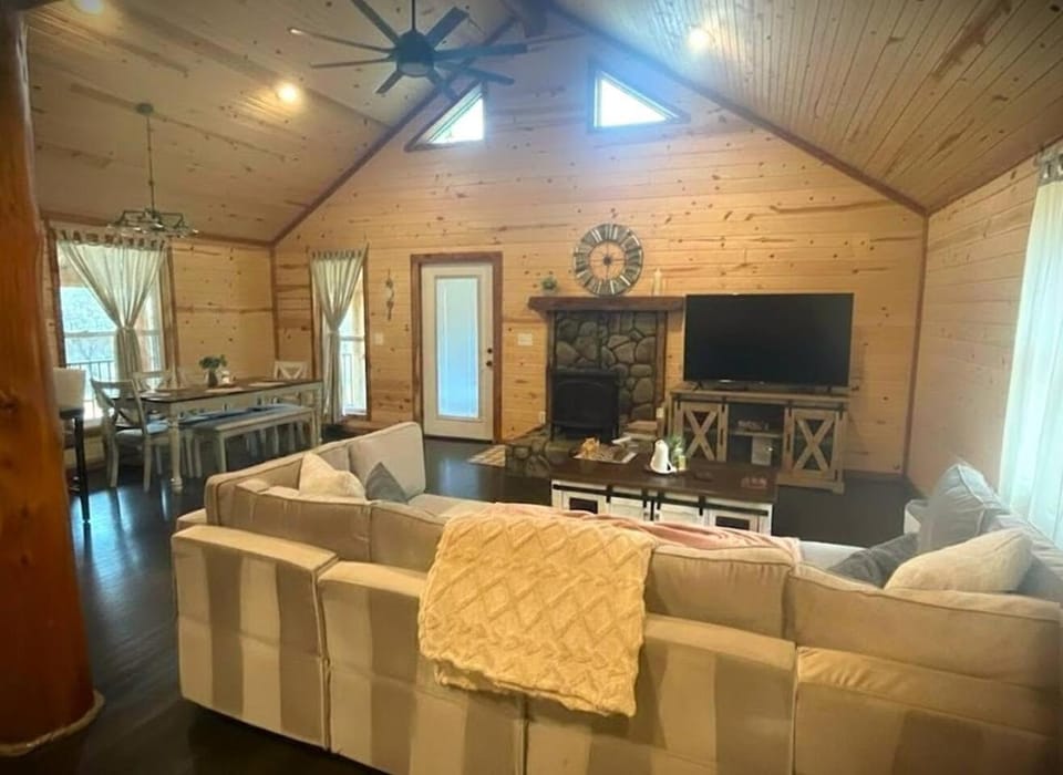Communal lounge/ TV room, TV and multimedia, Living room, Seating area, Dining area, Evening entertainment, fireplace
