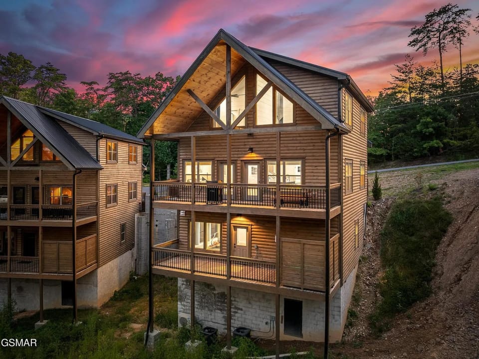 Mountain Hush, Private Splash, Sleeps 12, Near Town House in Pigeon Forge