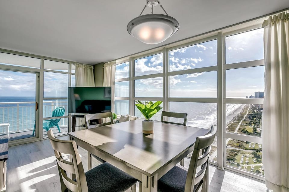 Natural landscape, TV and multimedia, View (from property/room), Balcony/Terrace, Living room, Seating area, Dining area, Beach, Evening entertainment, Sea view