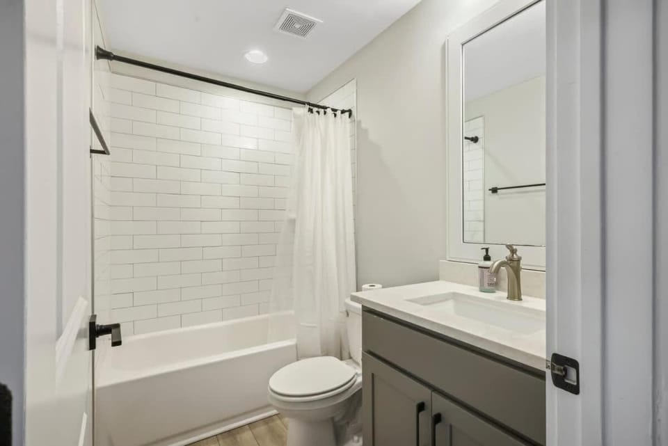 Pet Friendly Family Home Steps to Raleigh Greenway House in Raleigh