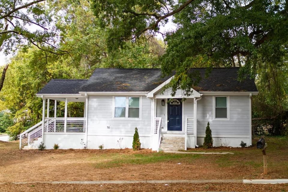 Pet Friendly Family Home Steps to Raleigh Greenway House in Raleigh