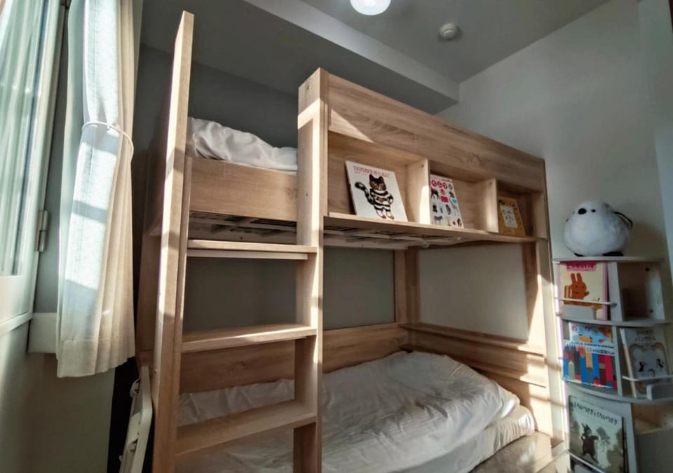 Bedroom, bunk bed
