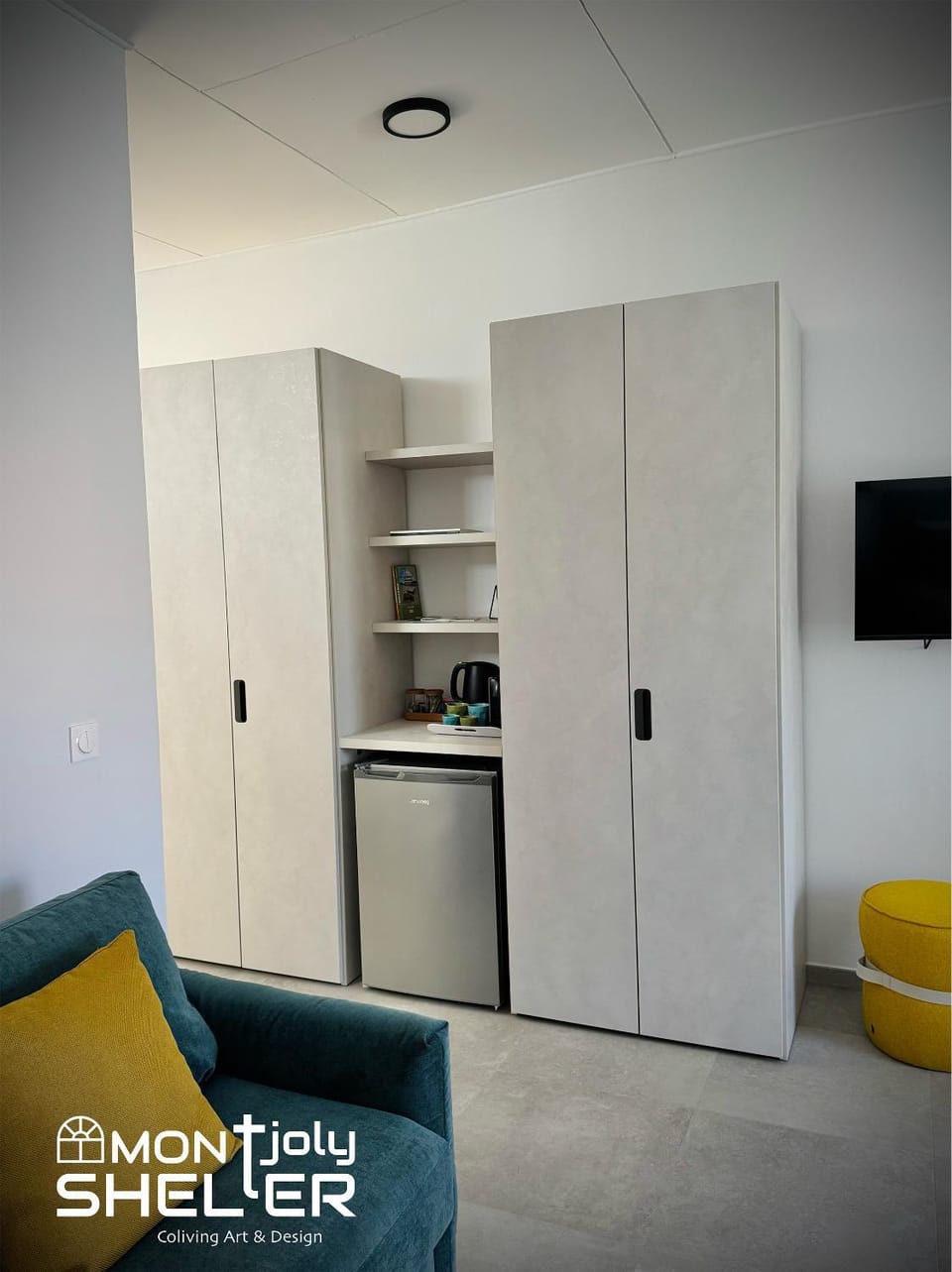 Coffee/tea facilities, minibar, wardrobe